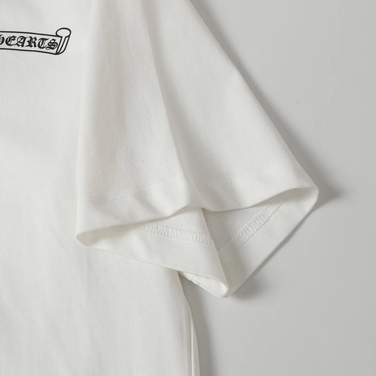 🅿️170 Chrome hearte/Chrome heart ch 25ss early spring new Sanskrit logo short-sleeved T-shirt. A must-have item for daily commuting for men and women in light luxury. The correct version is welcome to compare. Detailed features: ·280 grams of 100% pure cotton double yarn jersey fabric. ·Custom-dyed special thickening in the same vat. 32 count double-strand 1x1 thread. Size: XS-L